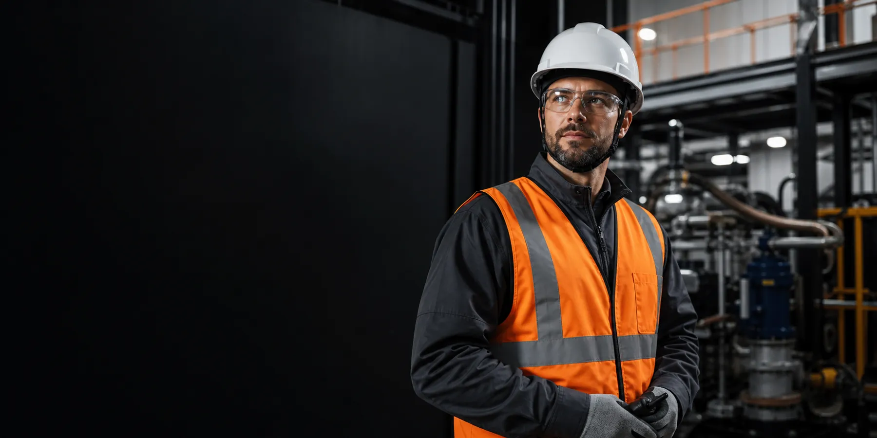 Profissional com equipamentos de proteção individual em ambiente industrial